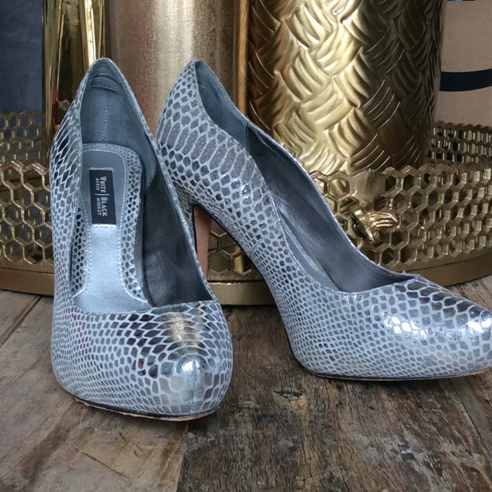 Silver snakeskin heels‎